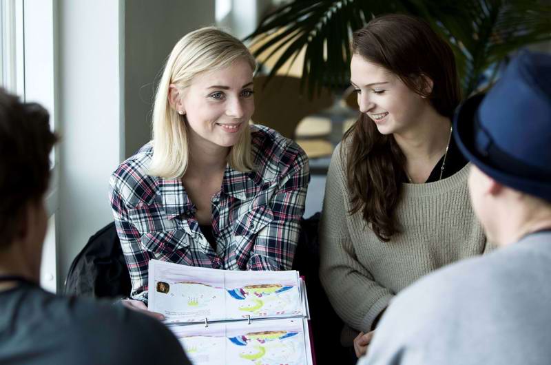 Skolesundhedsplejerske i samtale med unge