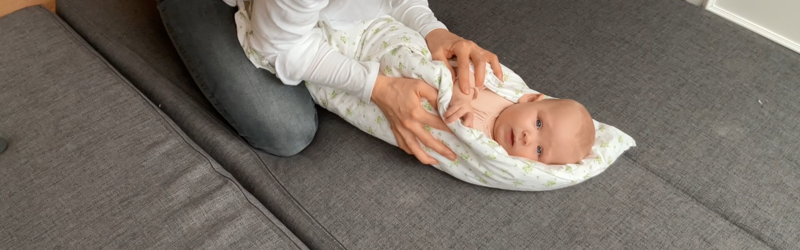 Børnefysioterapeut laver motorik med baby